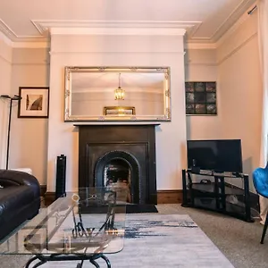 Summit Apartment: Cozy West End Flat In Prime Location Apartment Aberdeen